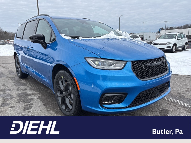 2026 Chrysler Pacifica Select's photo