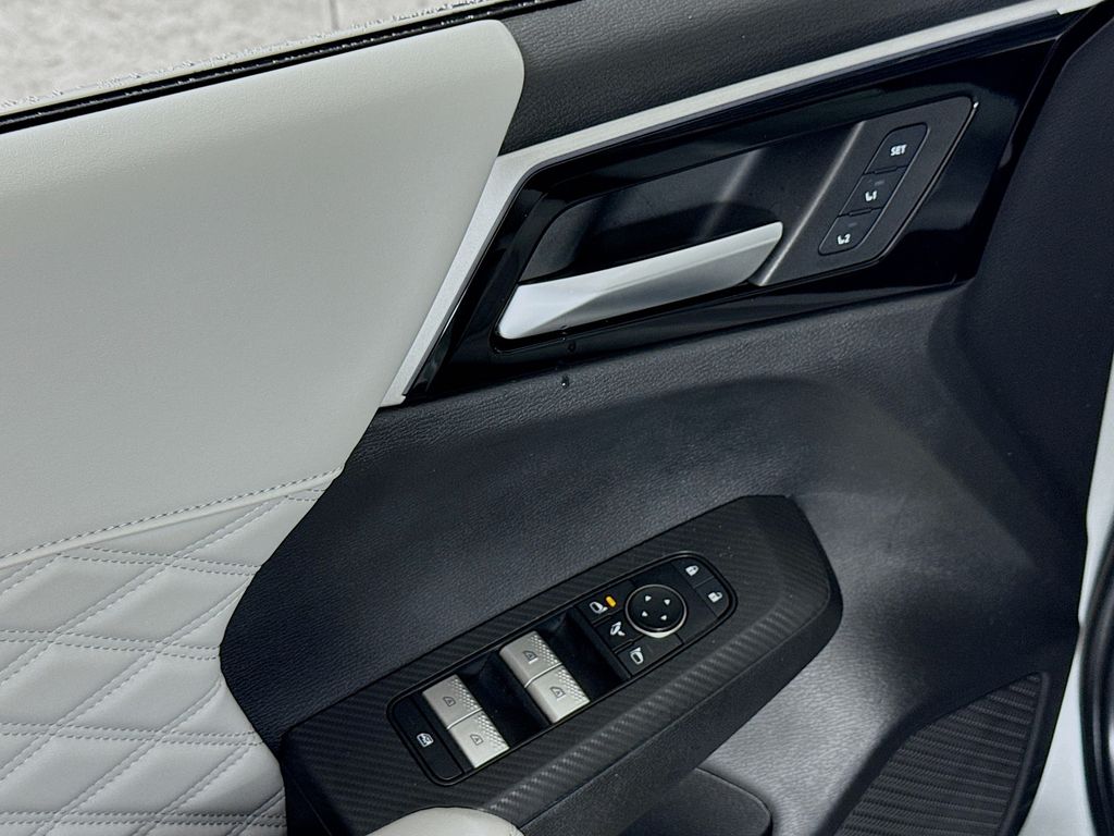 2024 Mitsubishi Outlander SEL photo 17
