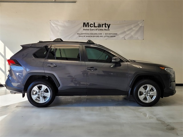2021 Toyota RAV4 XLE photo 2