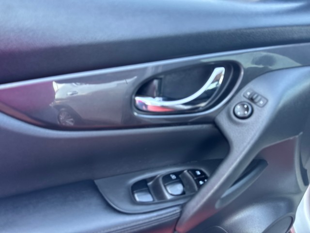 Used 2020 Brilliant Silver Metallic Nissan SV image 29