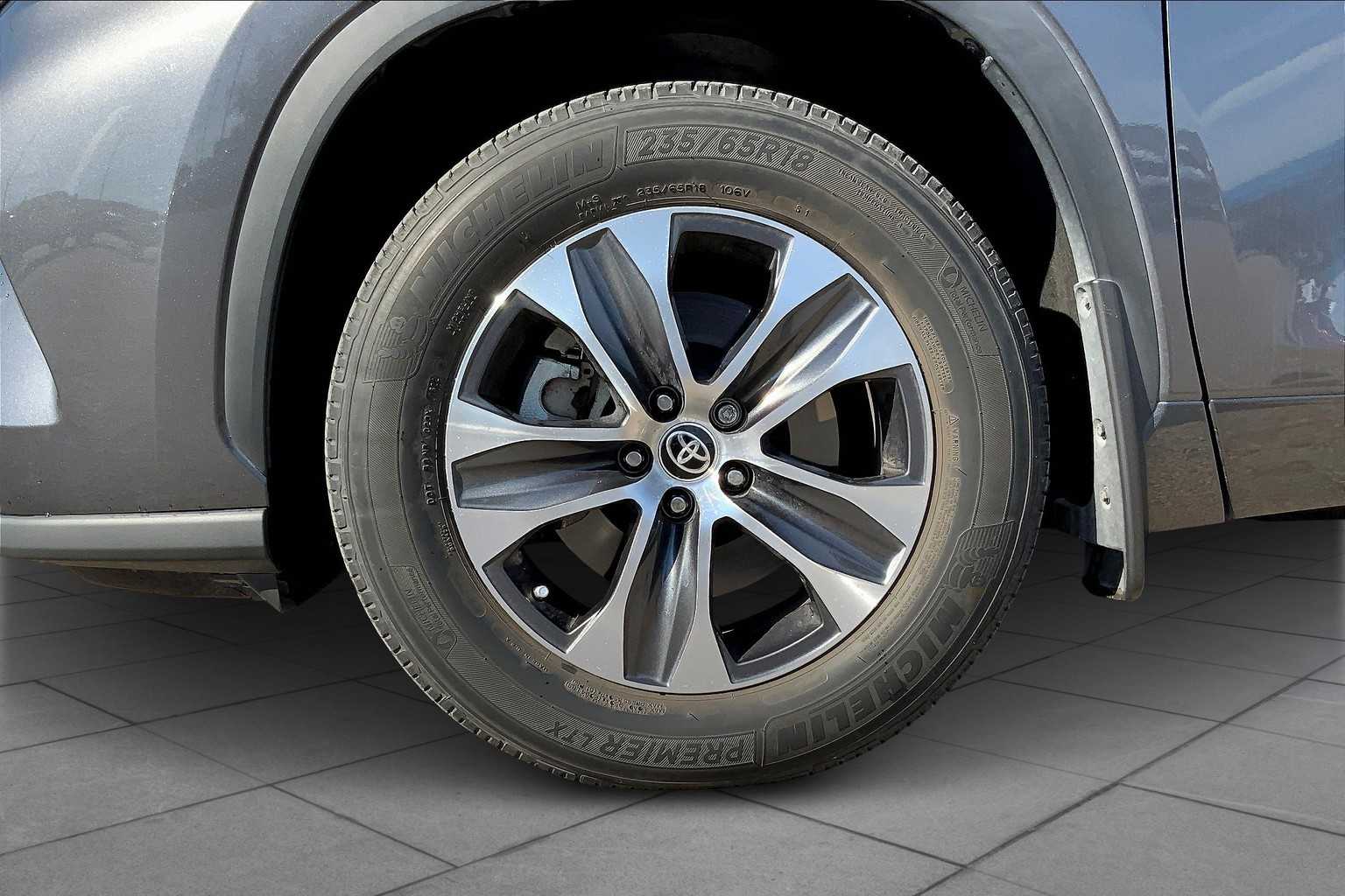 2022 Toyota Highlander XLE photo 18