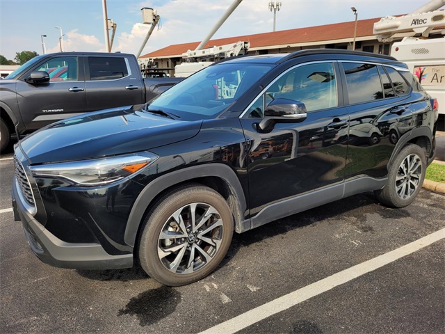 2024 Toyota Corolla Cross XLE photo 2
