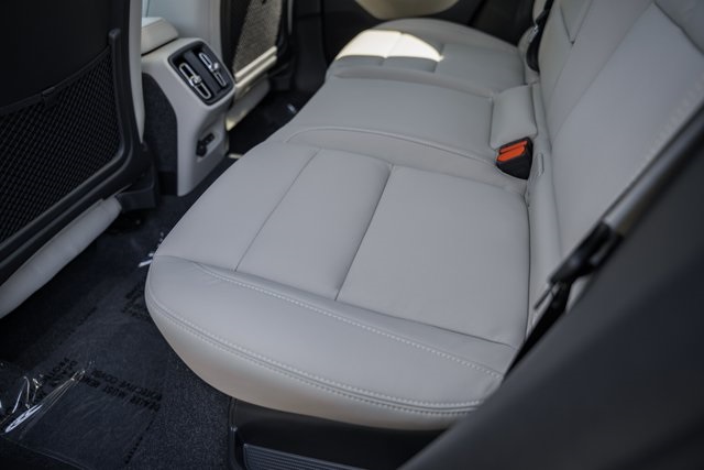 2026 Volvo XC40 photo 25