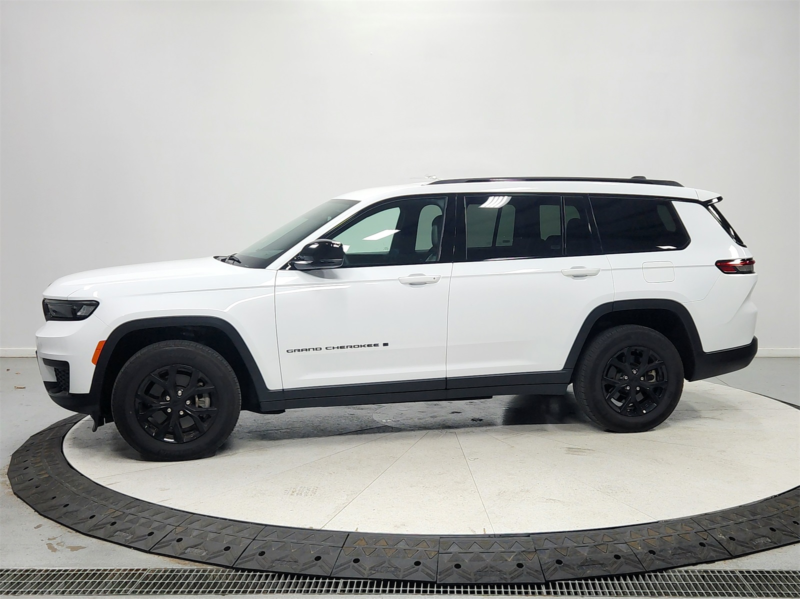 2024 Jeep Grand Cherokee Altitude photo 2
