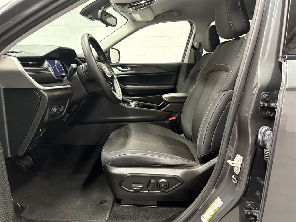 2023 Jeep Grand Cherokee Laredo photo 10
