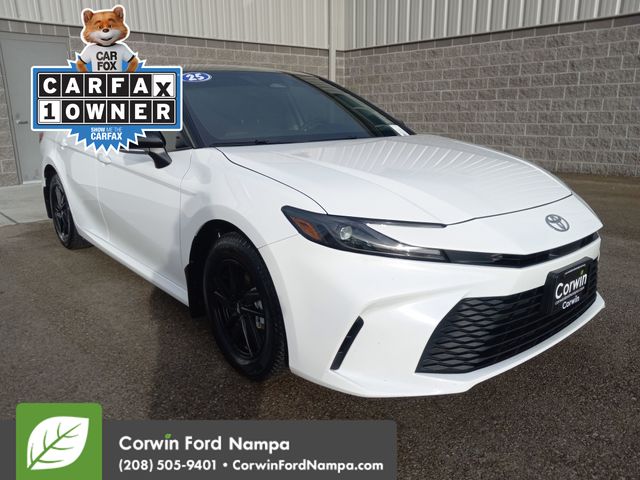 2025 Toyota Camry LE's photo