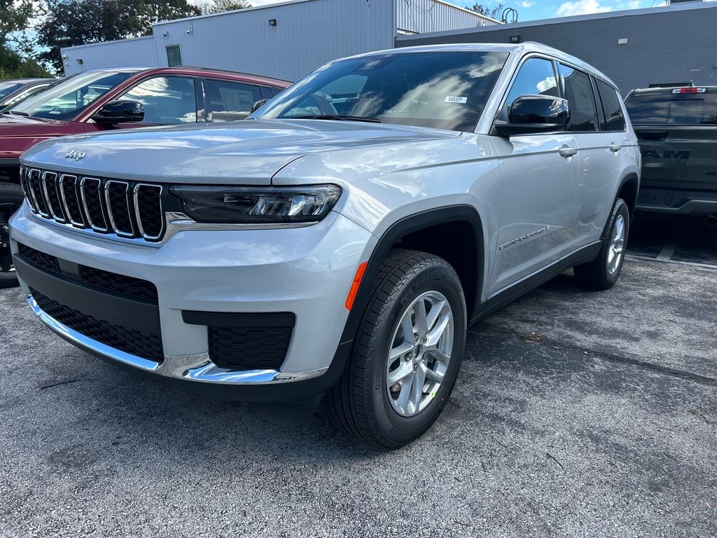 2025 Jeep Grand Cherokee Laredo X photo 2