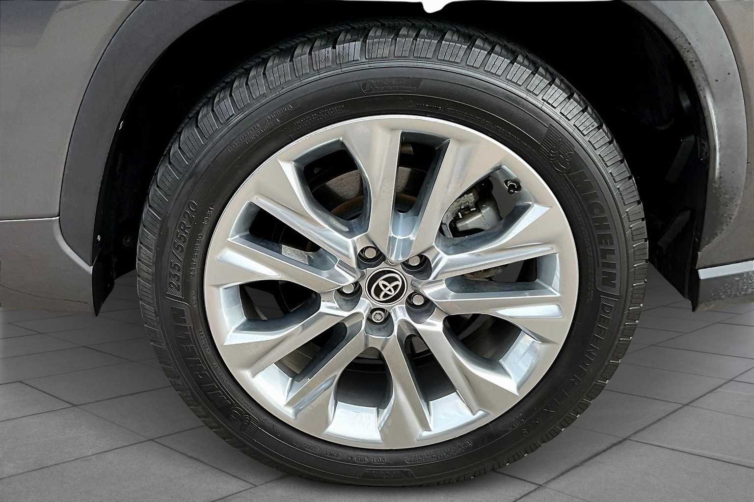 2020 Toyota Highlander Limited photo 9