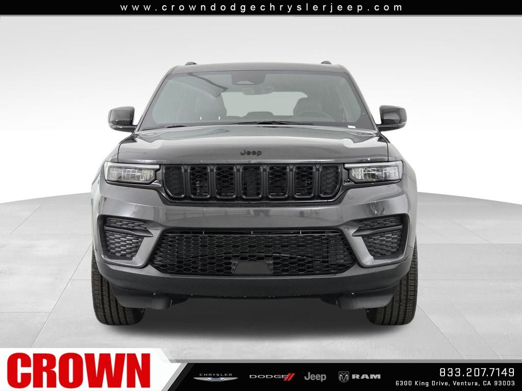 2025 Jeep Grand Cherokee Laredo Altitude photo 3
