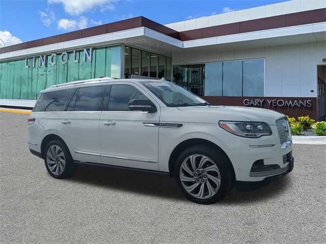 2023 Lincoln Navigator Standard photo 2