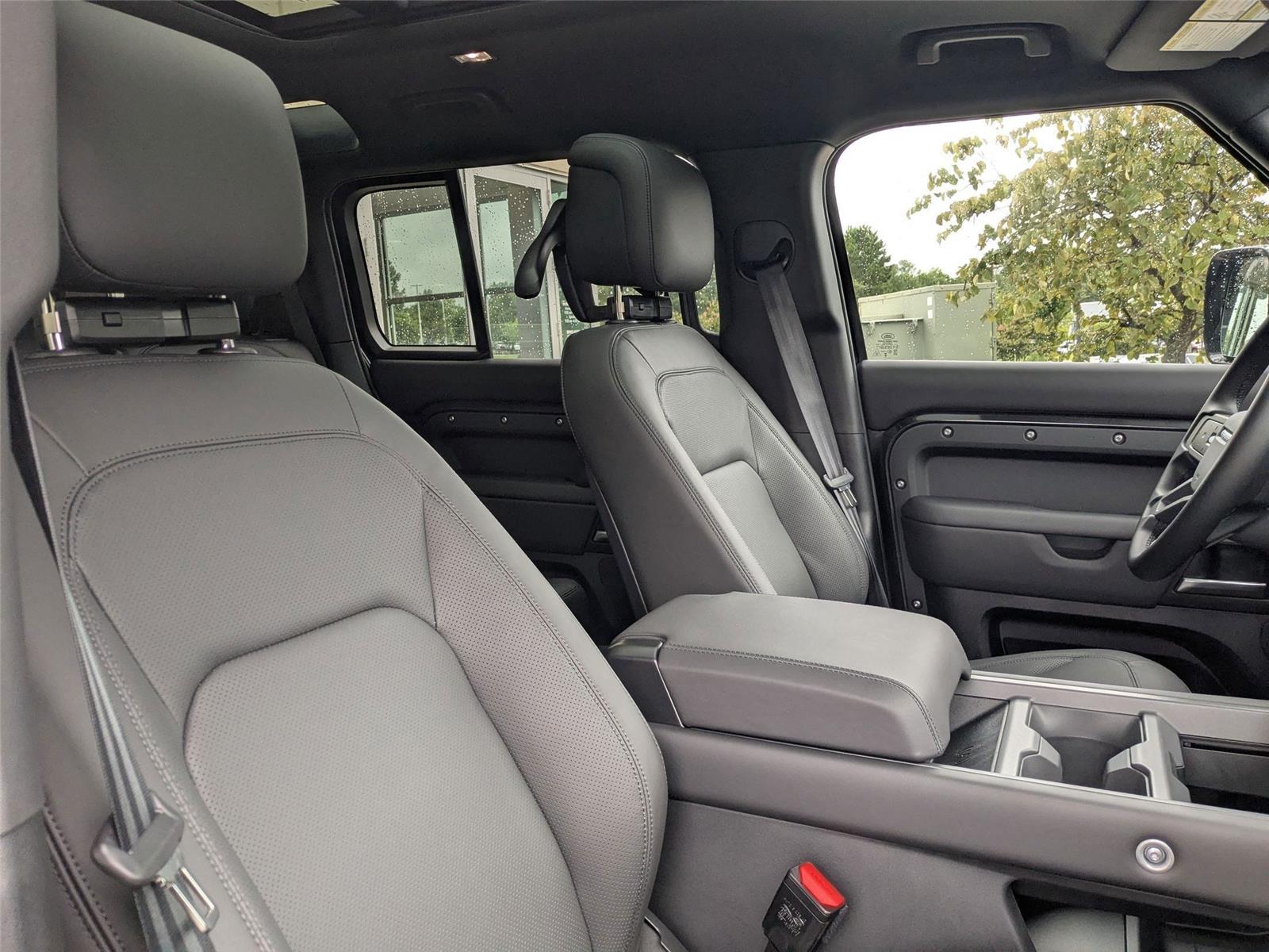 2025 Land Rover Defender 110 X-Dynamic SE photo 30