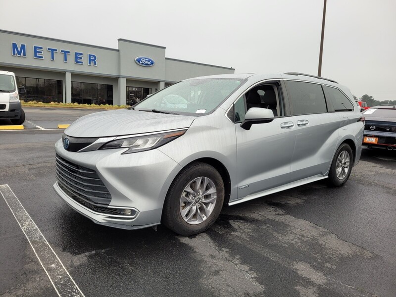 2021 Toyota Sienna XLE photo 3