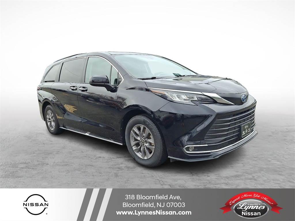 2023 Toyota Sienna XLE's photo