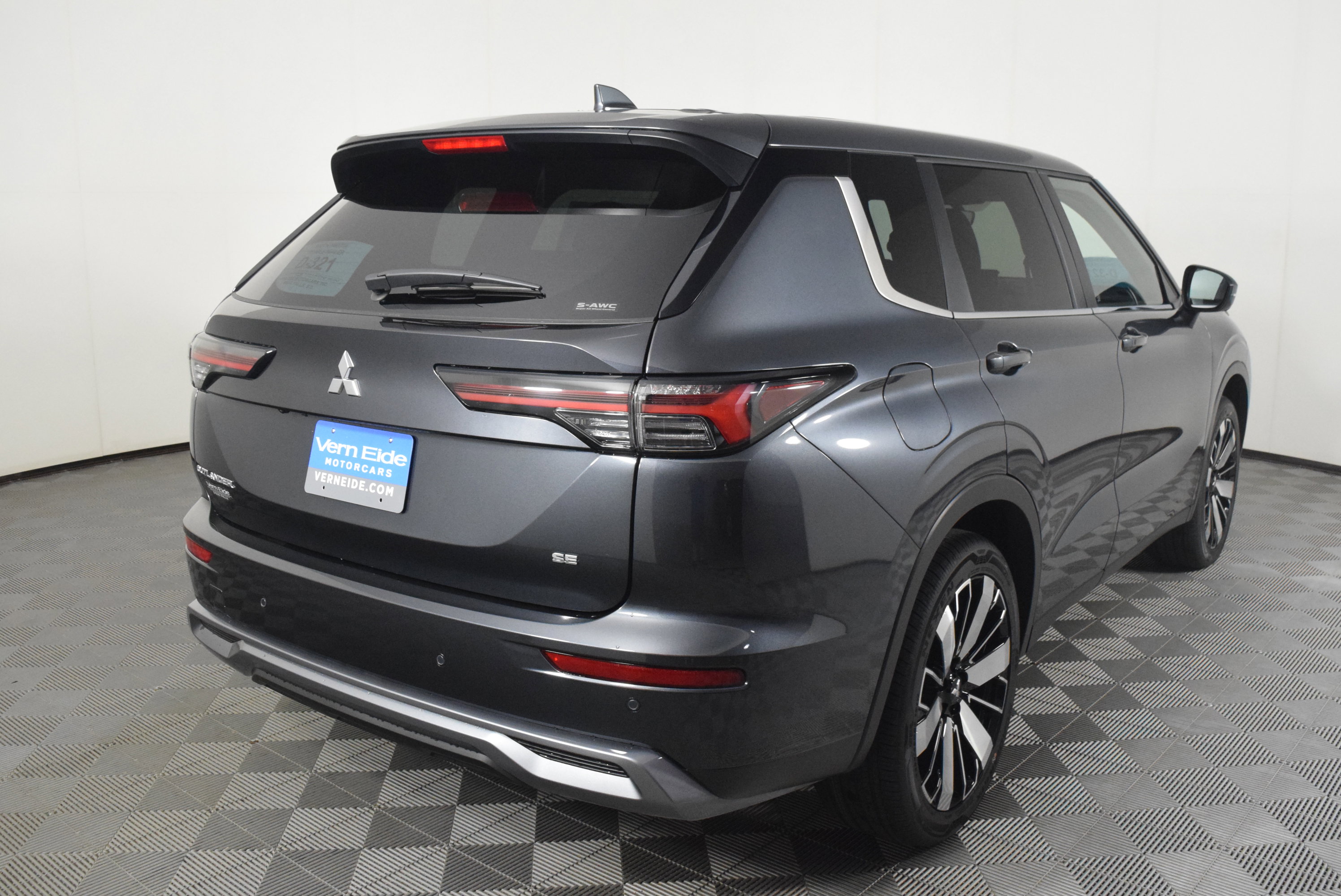 2025 Mitsubishi Outlander SE photo 6