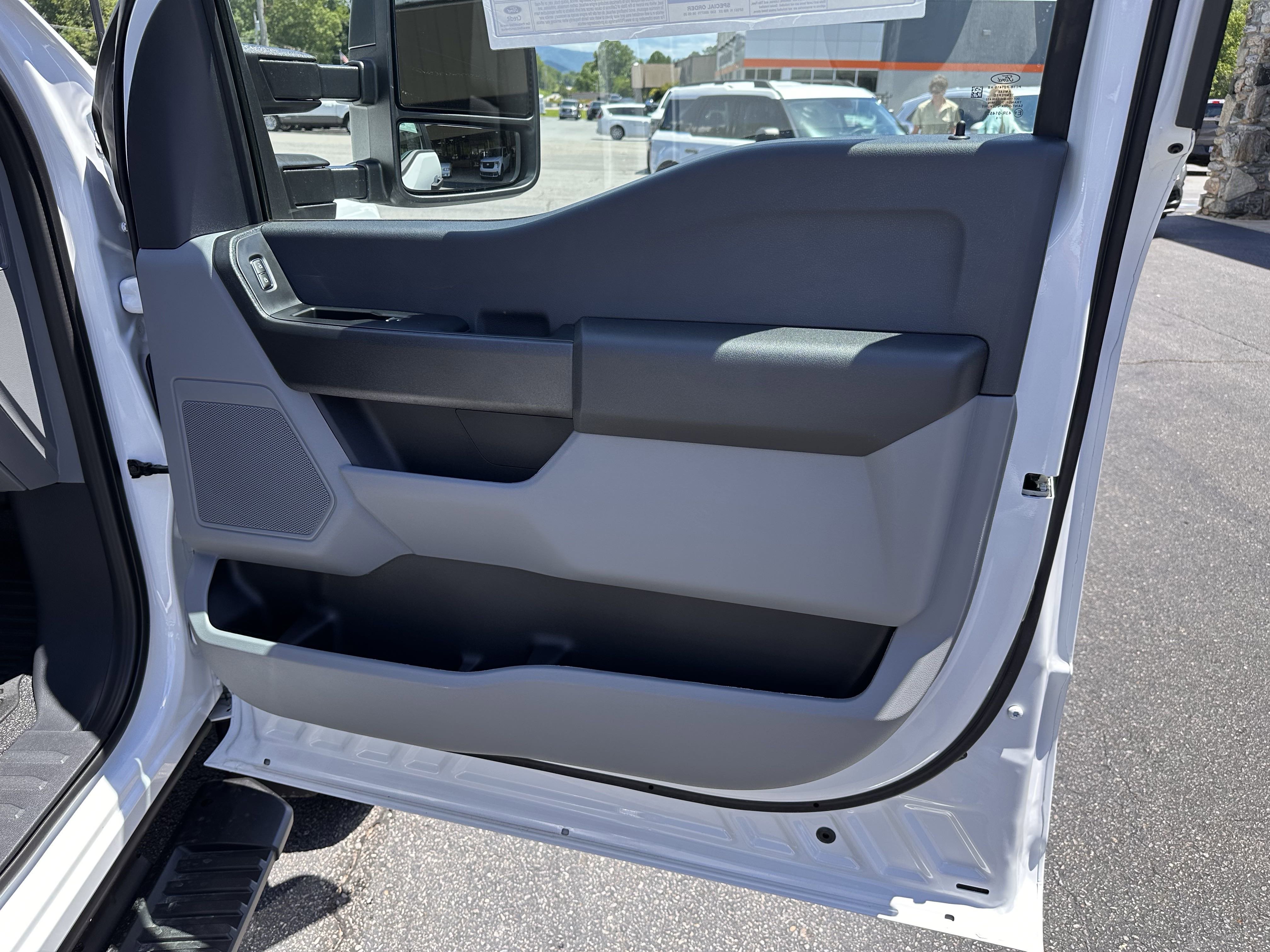 2025 Ford F-550 XL photo 6