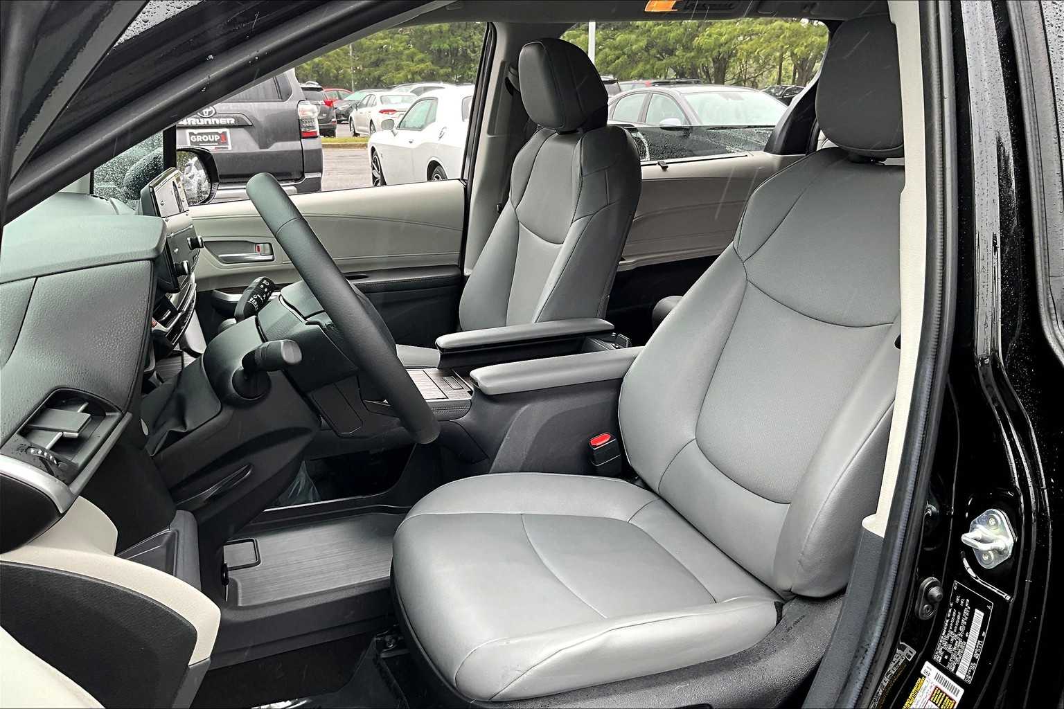 2024 Toyota Sienna XLE photo 7