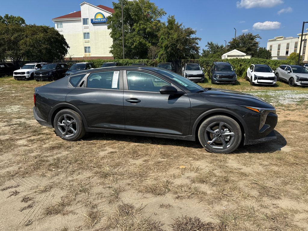 2025 Kia K4 LXS photo 2
