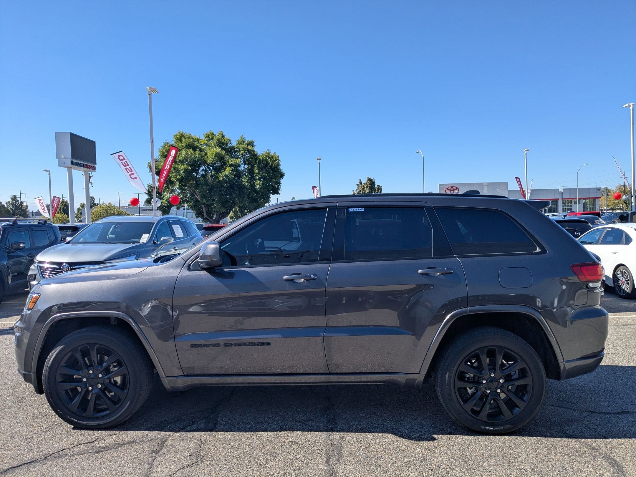 2021 Jeep Grand Cherokee Laredo X photo 2