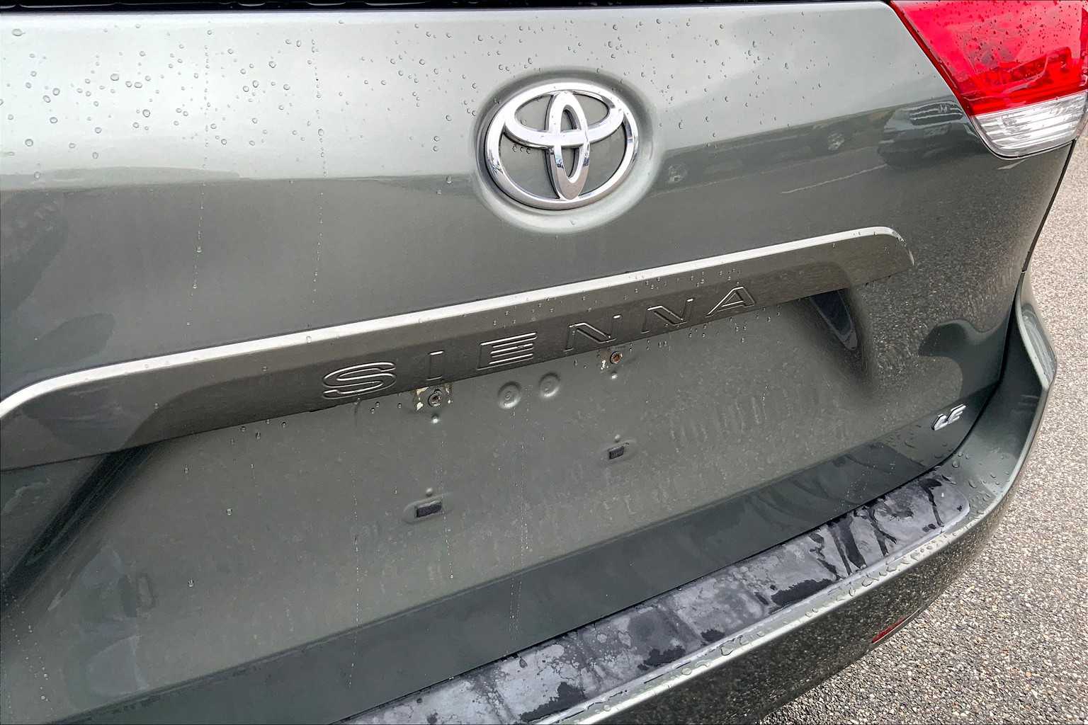 2011 Toyota Sienna LE photo 9