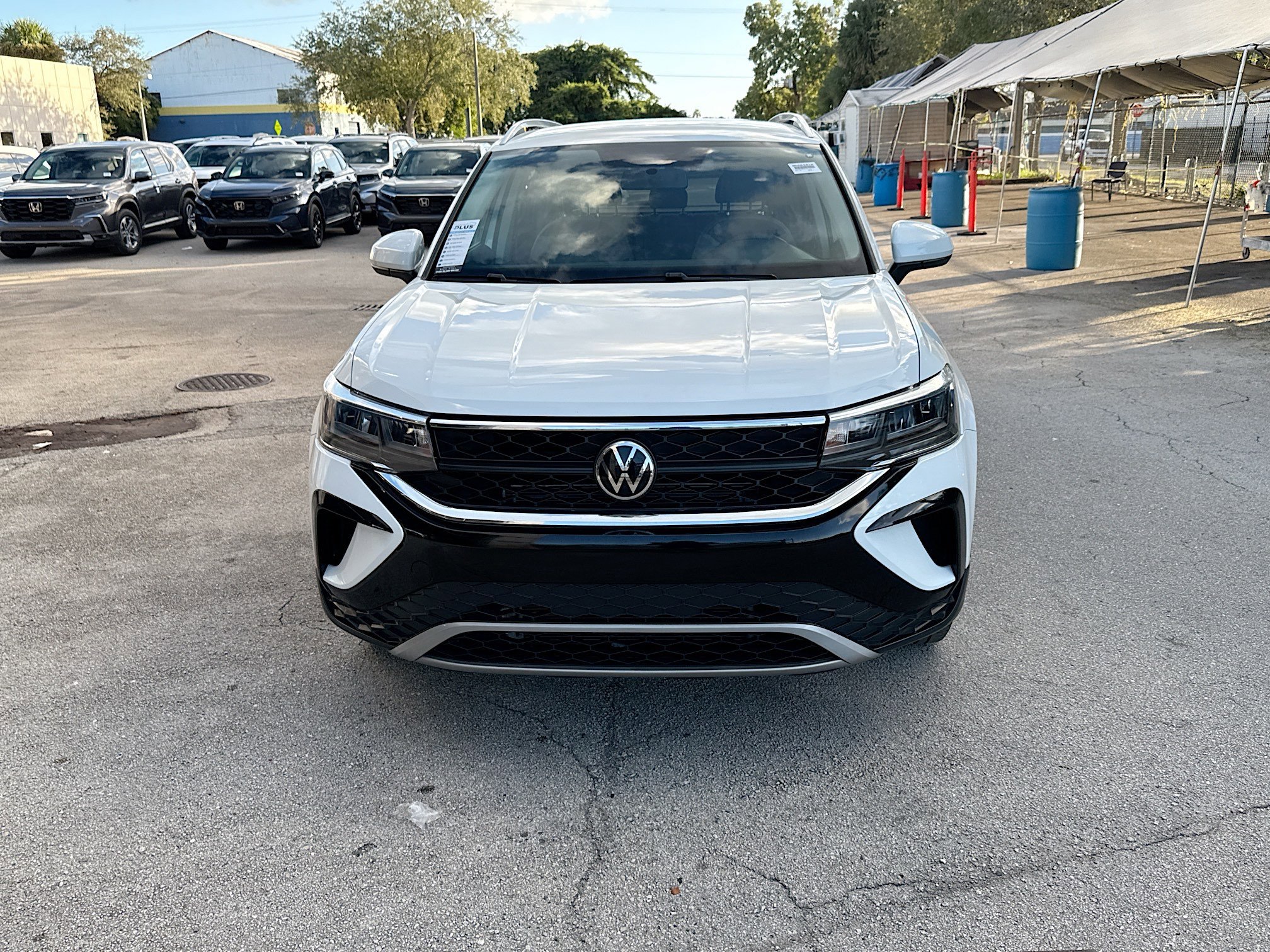 2022 Volkswagen Taos SE photo 2