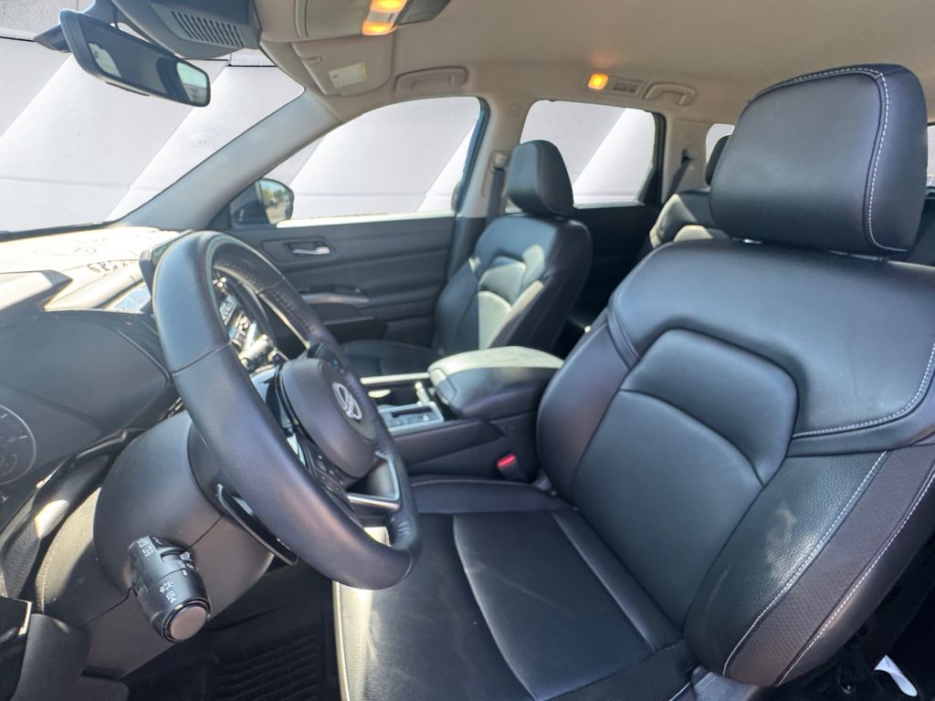 2023 Nissan Pathfinder SL photo 6