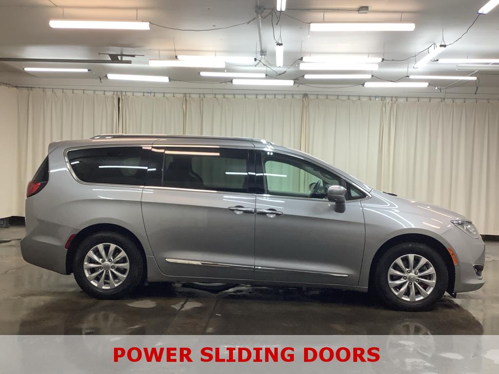 2018 Chrysler Pacifica Touring L photo 4
