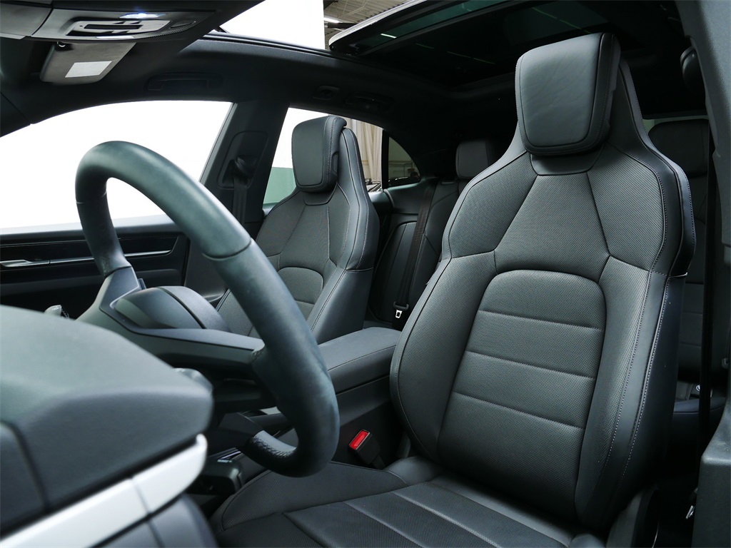 2025 Porsche Macan Electric 4 photo 5