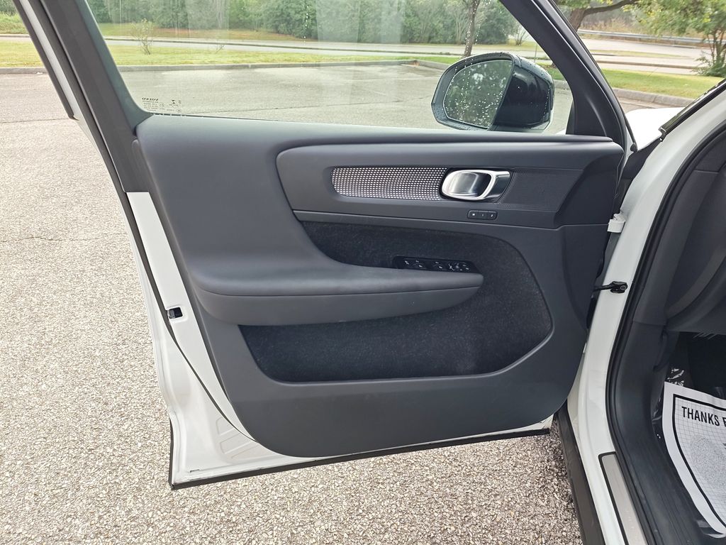 2021 Volvo XC40 T5 R-Design photo 11