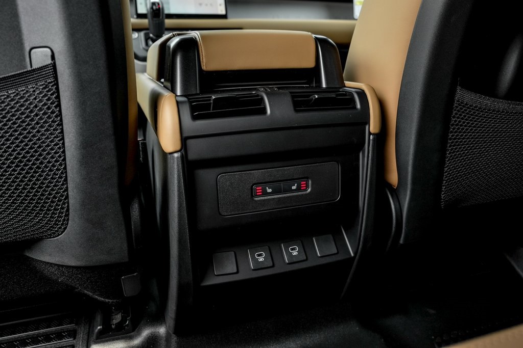 2025 Land Rover Defender 110 S photo 17