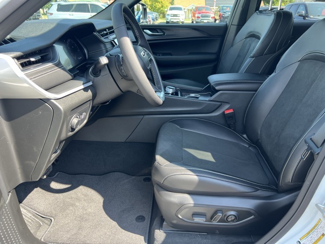 2025 Jeep Grand Cherokee Altitude photo 5