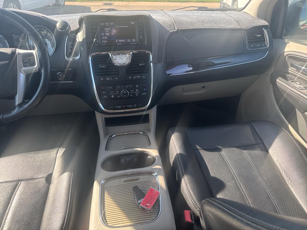 2014 Chrysler Town & Country photo 17