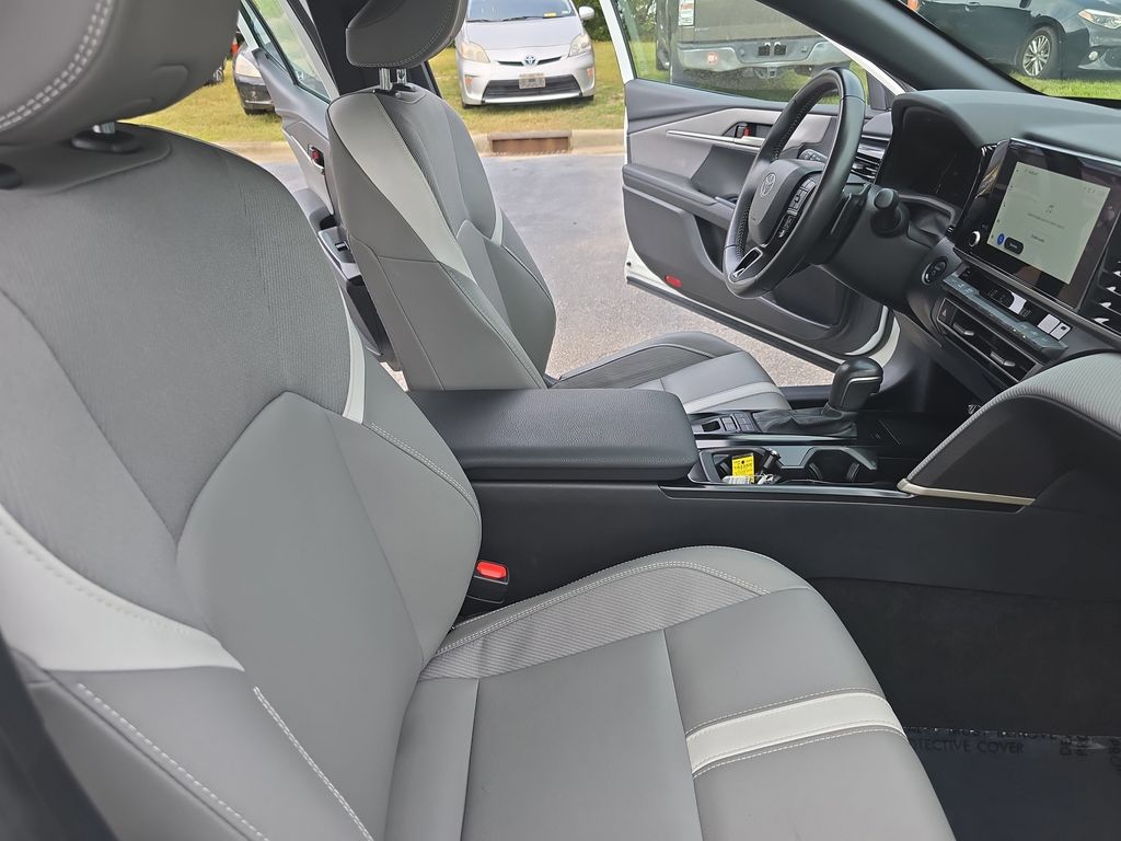 2025 Toyota Camry SE photo 10