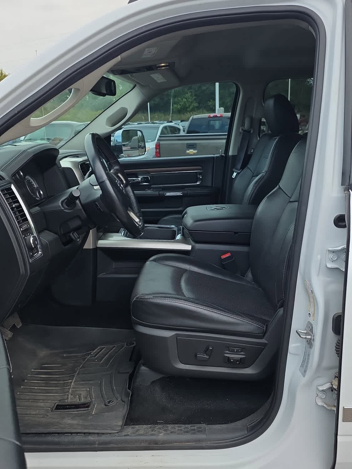 2016 Ram 3500 Laramie photo 5