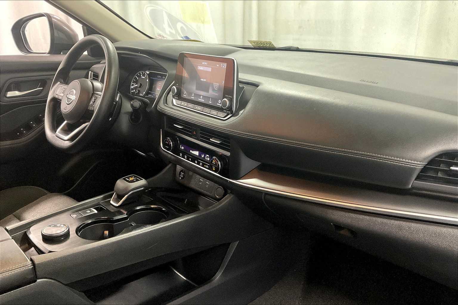 2024 Nissan Rogue SV photo 14