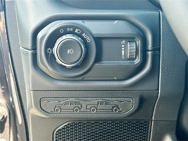 2025 Jeep Wrangler Sahara photo 8
