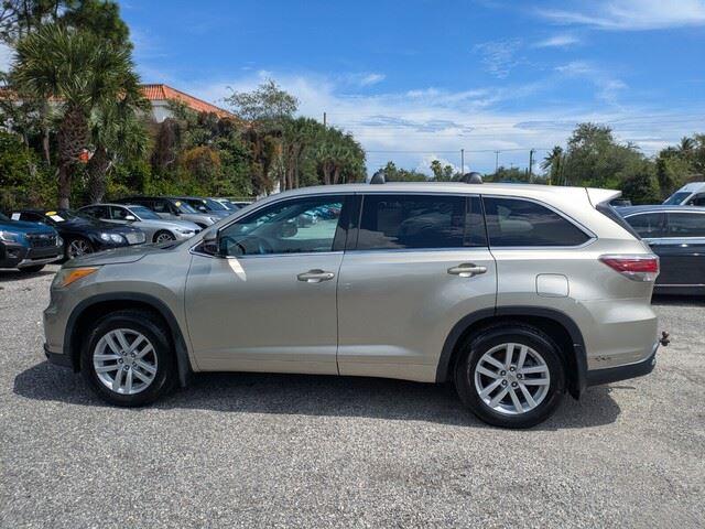 2014 Toyota Highlander LE photo 2