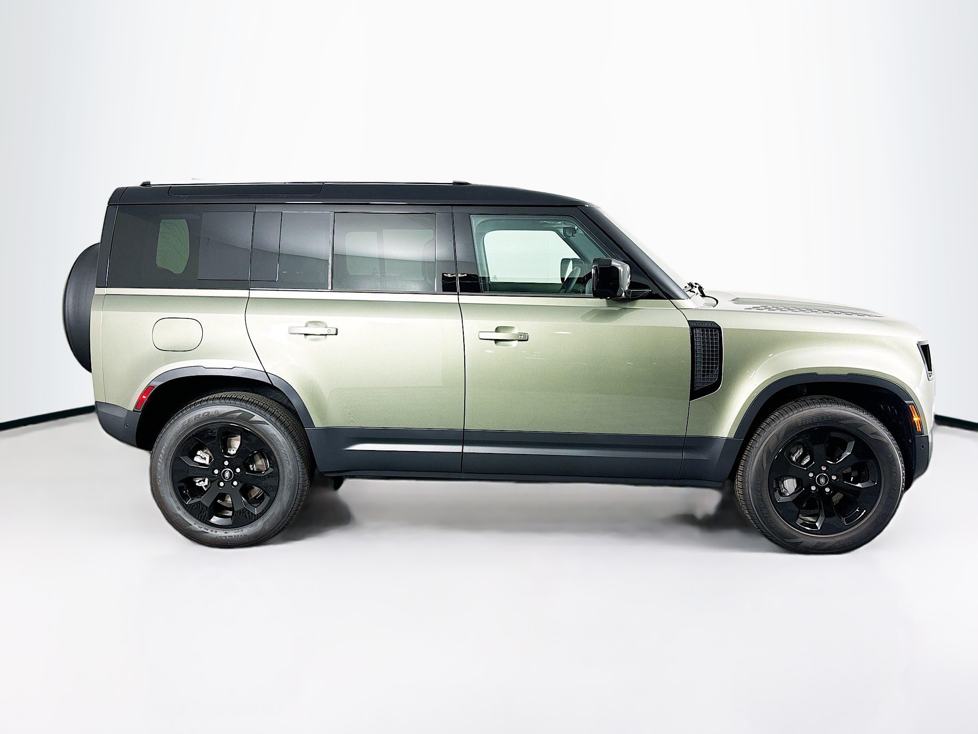 2025 Land Rover Defender 110 S photo 4