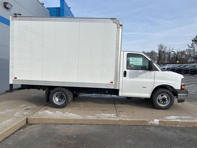 2025 Chevrolet Express Cutaway 3500 photo 2
