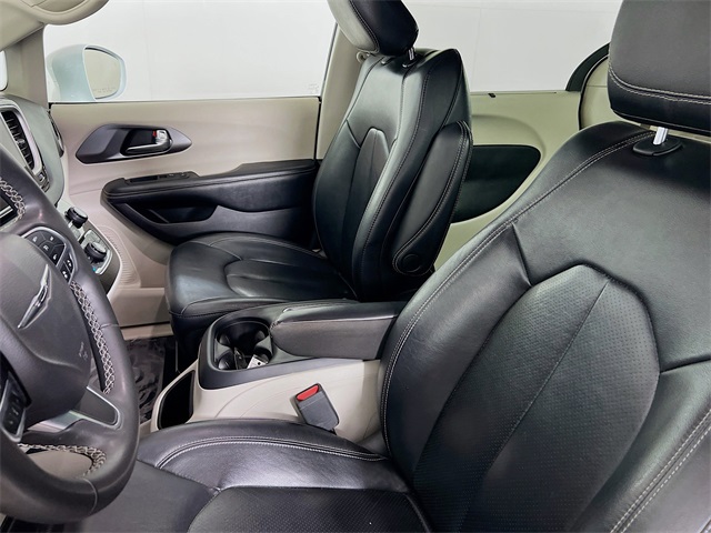2022 Chrysler Pacifica Touring L photo 9