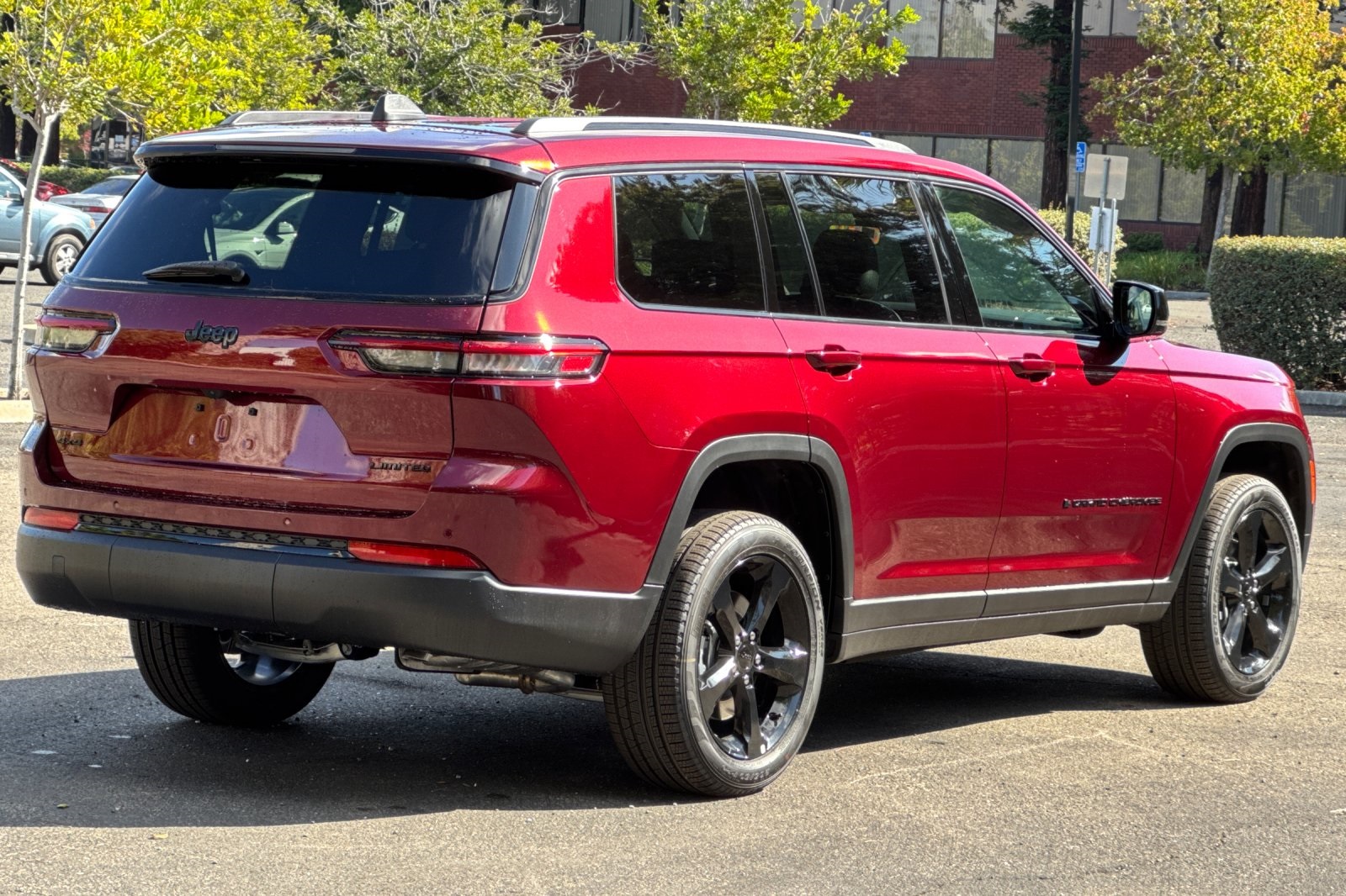 2025 Jeep Grand Cherokee Limited photo 2