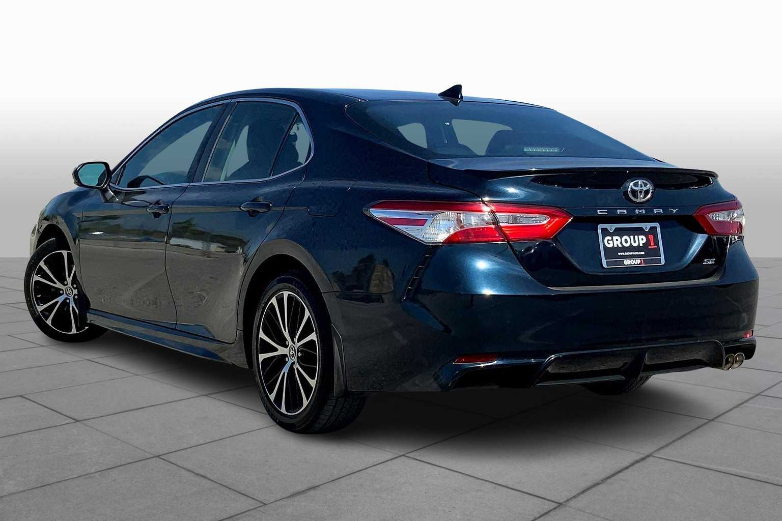 2020 Toyota Camry SE photo 10