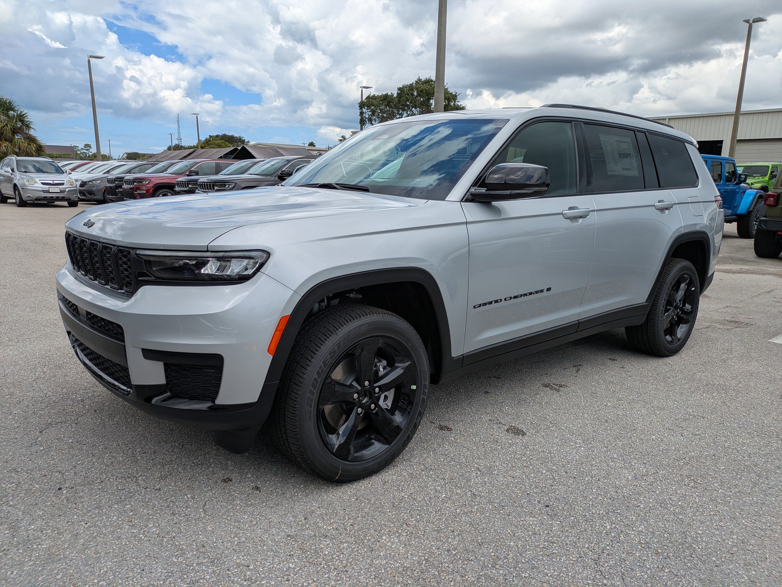 2025 Jeep Grand Cherokee Laredo Altitude photo 9