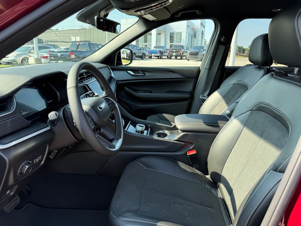 2025 Jeep Grand Cherokee Altitude photo 9