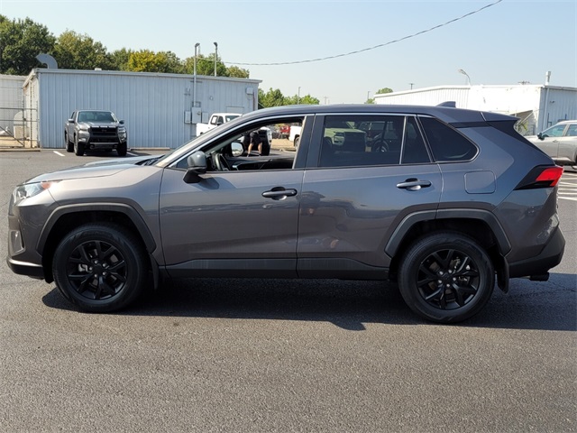 2022 Toyota RAV4 LE photo 5