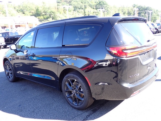 2026 Chrysler Pacifica Limited photo 2