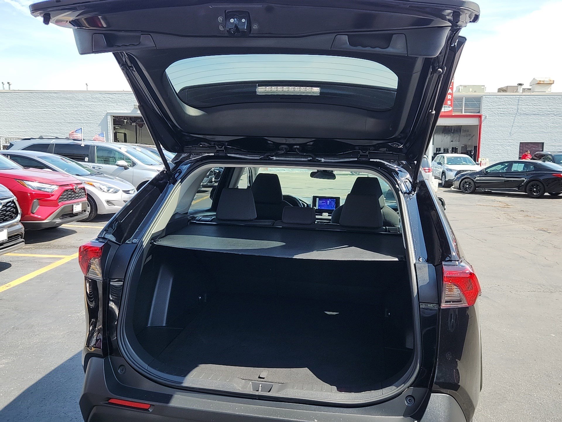 2025 Toyota RAV4 XLE photo 23
