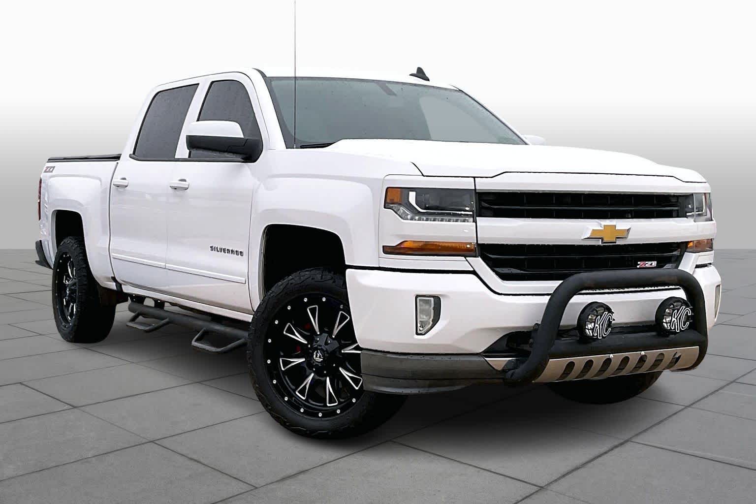 2017 Chevrolet Silverado 1500 LT photo 2