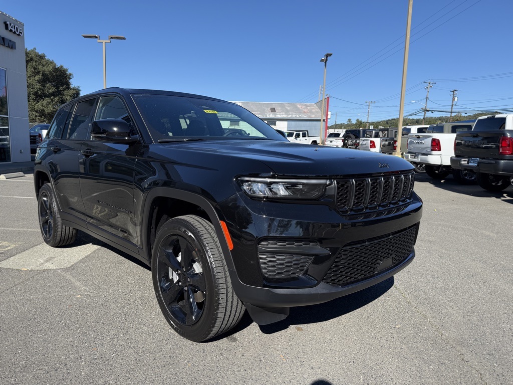 2025 Jeep Grand Cherokee Altitude photo 4