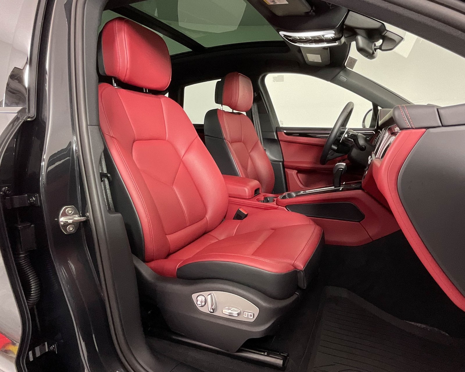 2024 Porsche Macan S photo 22