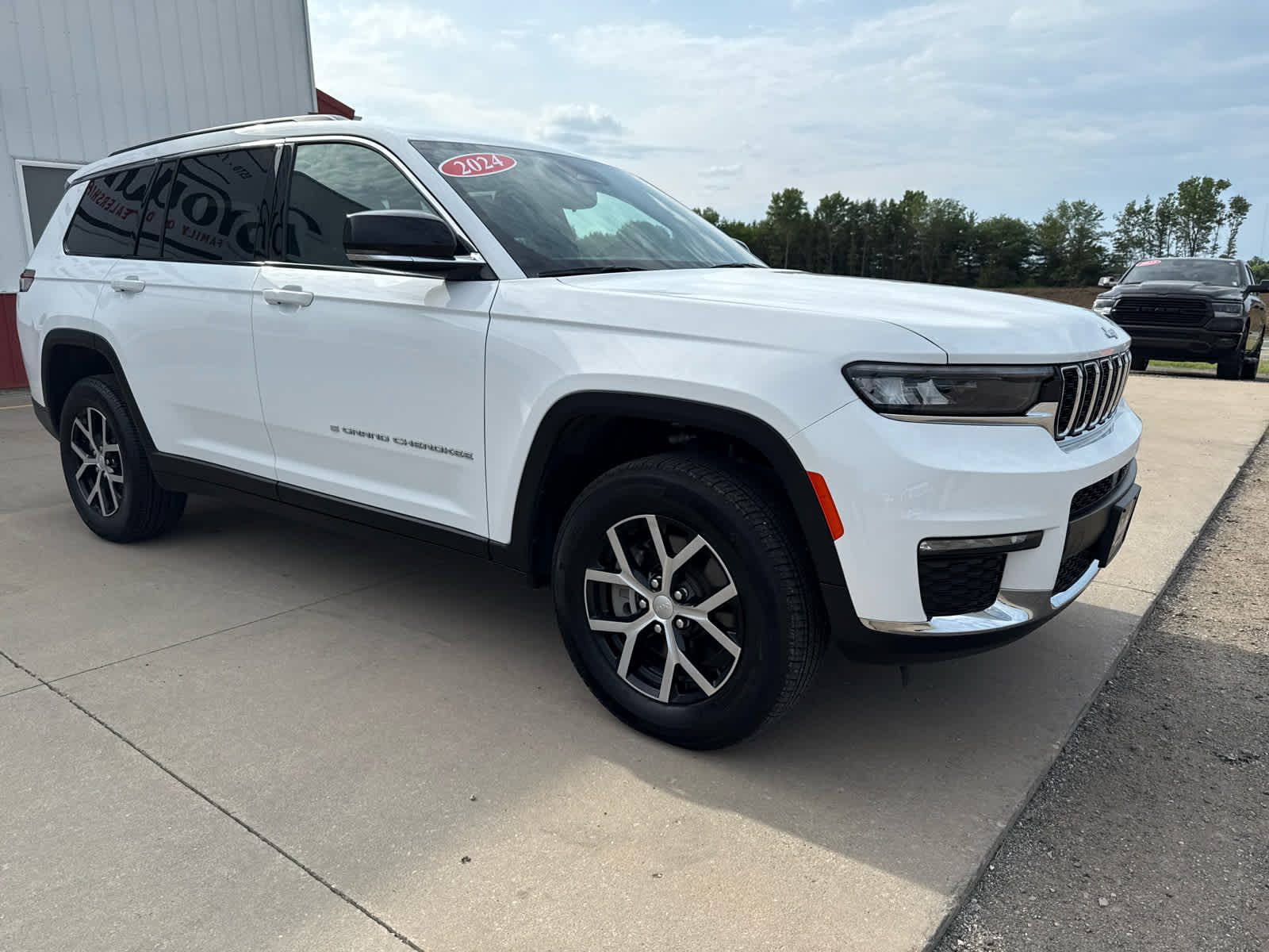 2024 Jeep Grand Cherokee Limited photo 3